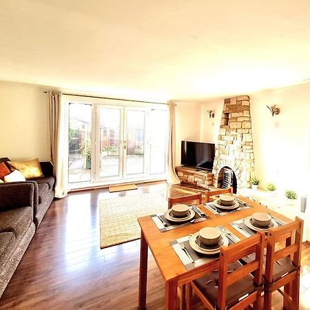 Cosy Luxurious 3 Bedroom House, Free Parking, Free Wifi, Private Garden, Free Netflix Havering 外观 照片