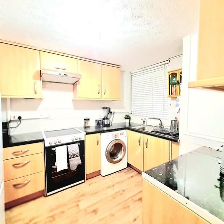Cosy Luxurious 3 Bedroom House, Free Parking, Free Wifi, Private Garden, Free Netflix Havering 外观 照片