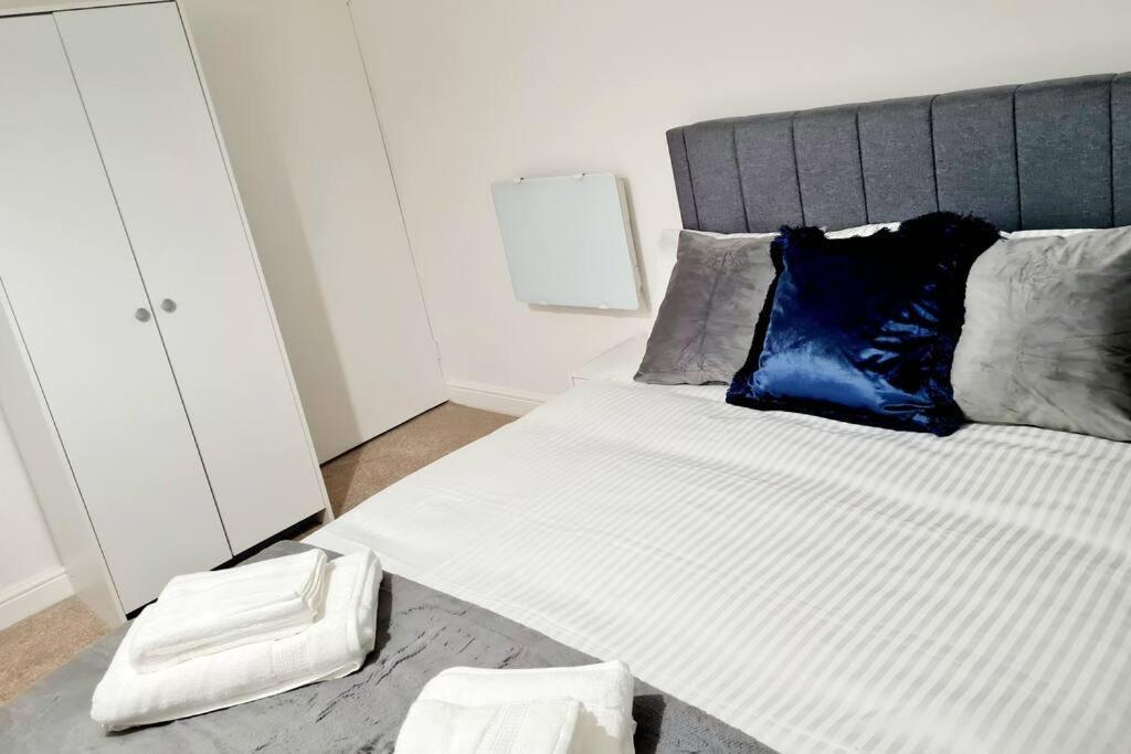 Cosy Luxurious 3 Bedroom House, Free Parking, Free Wifi, Private Garden, Free Netflix Havering 外观 照片