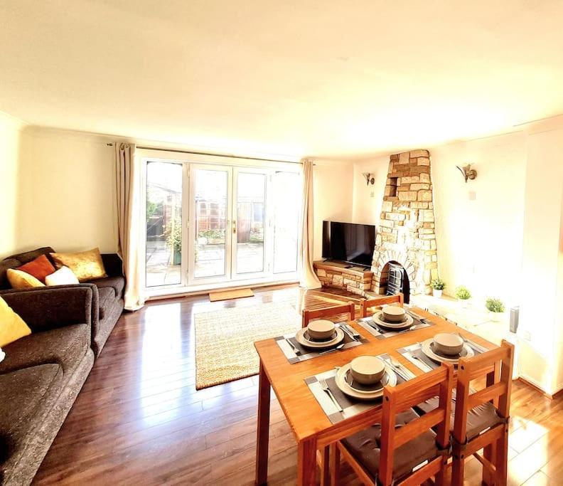 Cosy Luxurious 3 Bedroom House, Free Parking, Free Wifi, Private Garden, Free Netflix Havering 外观 照片