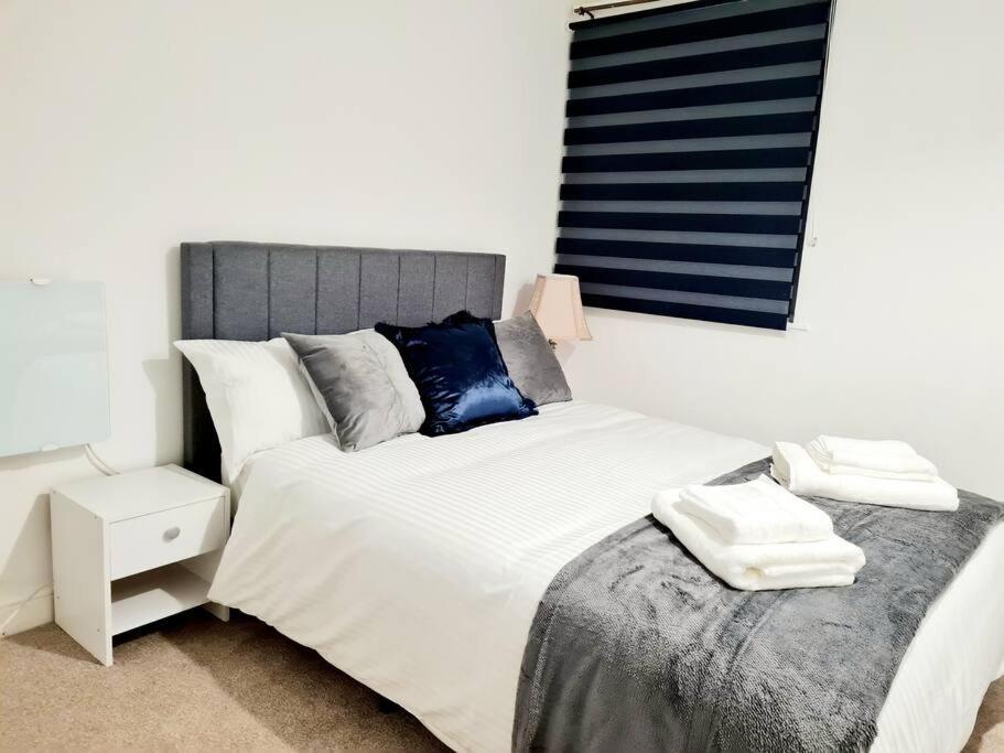 Cosy Luxurious 3 Bedroom House, Free Parking, Free Wifi, Private Garden, Free Netflix Havering 外观 照片