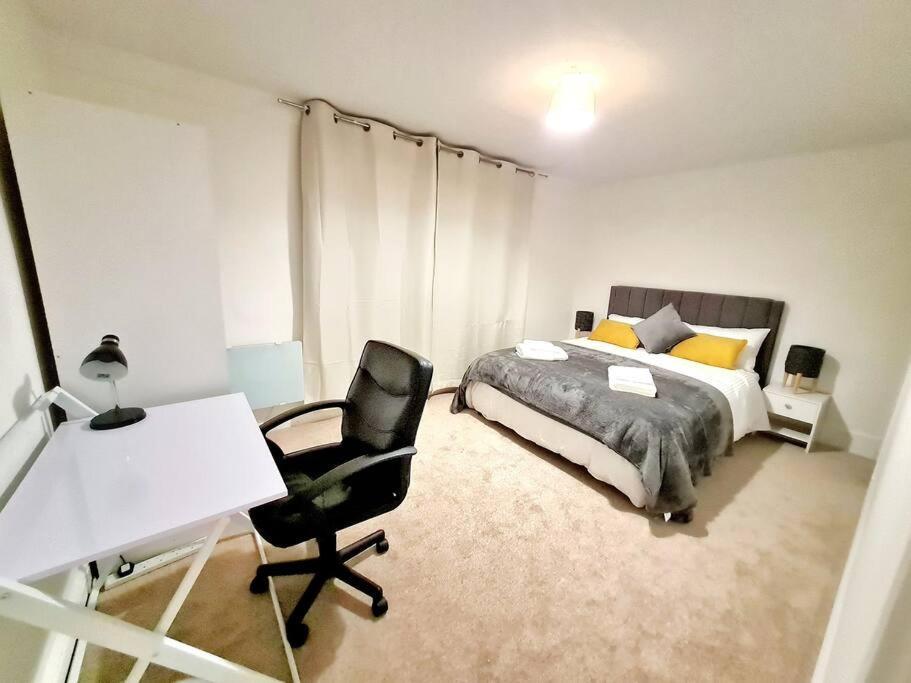 Cosy Luxurious 3 Bedroom House, Free Parking, Free Wifi, Private Garden, Free Netflix Havering 外观 照片