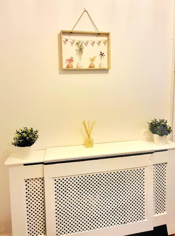 Cosy Luxurious 3 Bedroom House, Free Parking, Free Wifi, Private Garden, Free Netflix Havering 外观 照片